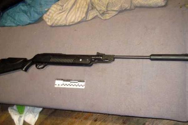 В Киеве 39-летний мужчина, "заправившись" алкоголем решил пострелять по людям из окна своей квартиры В Киеве 39-летний мужчина, "заправившись" алкоголем решил пострелять по людям из окна своей квартиры