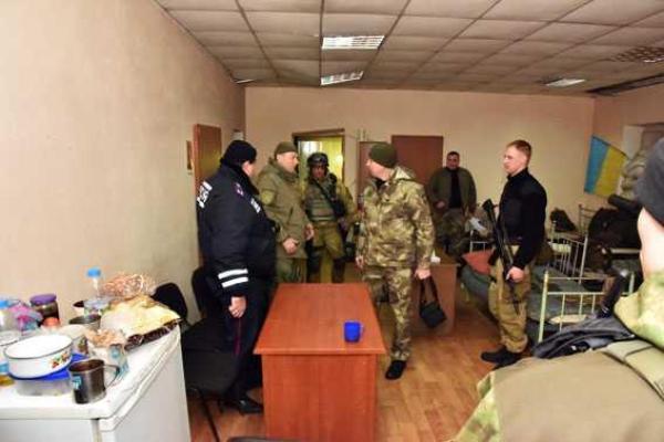В прифронтовую Марьинку для проведения спецоперации направлены дополнительные силы полиции и спецназа В прифронтовую Марьинку для проведения спецоперации направлены дополнительные силы полиции и спецназа