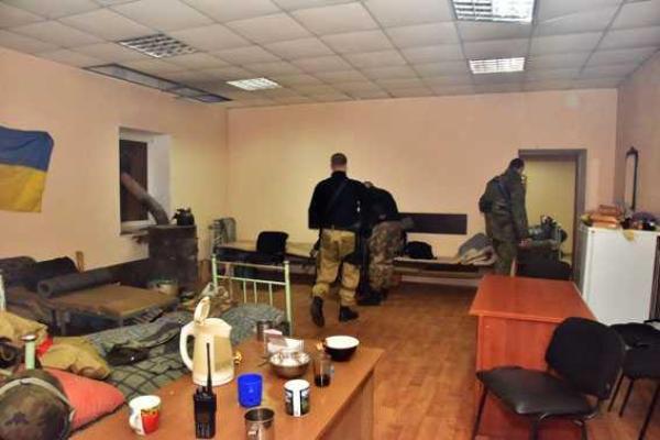 В прифронтовую Марьинку для проведения спецоперации направлены дополнительные силы полиции и спецназа В прифронтовую Марьинку для проведения спецоперации направлены дополнительные силы полиции и спецназа
