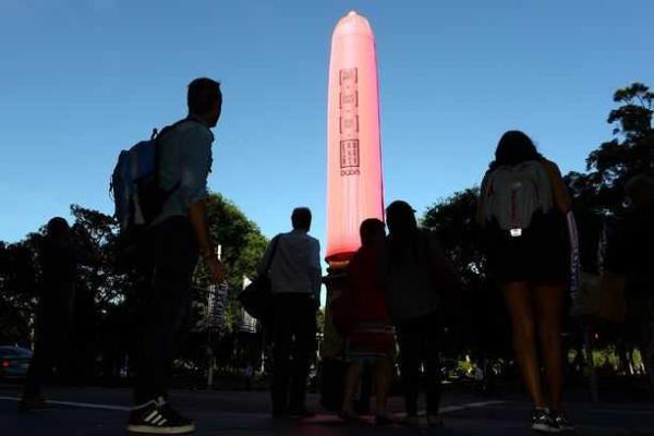 В Сиднее на обелиск в Гайд-парке активисты надели гигантский розовый презерватив
