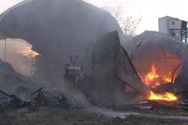 На Днепропетровщине спасатели ликвидируют последствия пожара на заводе теплоизоляционных материалов На Днепропетровщине спасатели ликвидируют последствия пожара на заводе теплоизоляционных материалов