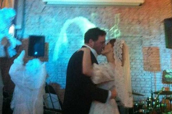 Светская львица Ксения Собчак и актер Максим Витогран отмечают третью годовщину свадьбы