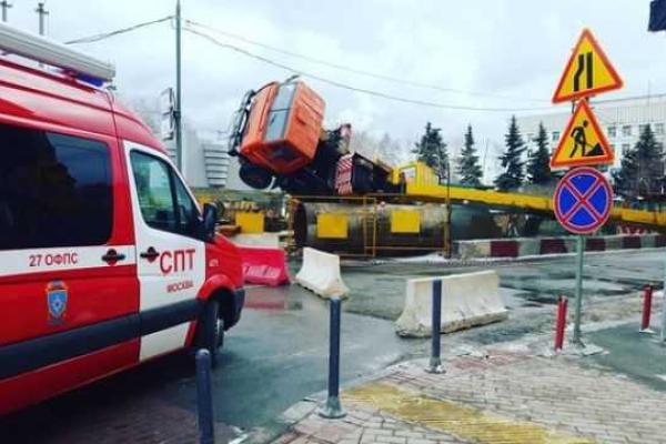 В российской столице на строительной площадке рухнул кран: стрела оказалась на проезжей части
