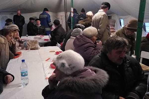 После закрытия КПВВ "Золотое" на его территории осталось более двухсот человек 