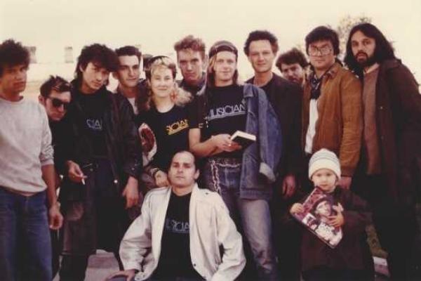 Американская певица Джоанна Стингрей выложила в Сеть архивные фото с советскими рок-звездами