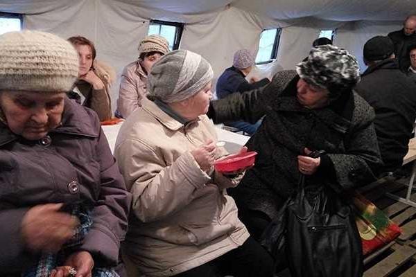 После закрытия КПВВ "Золотое" на его территории осталось более двухсот человек 