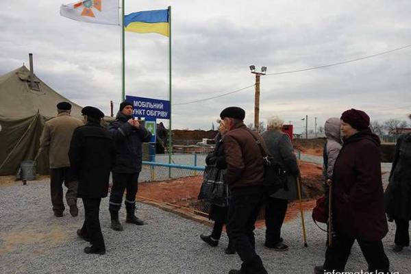 После закрытия КПВВ "Золотое" на его территории осталось более двухсот человек 