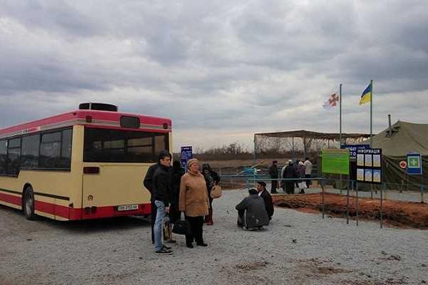 После закрытия КПВВ "Золотое" на его территории осталось более двухсот человек 