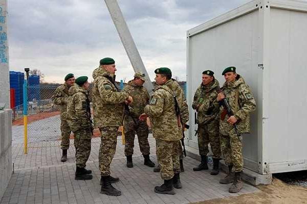 После закрытия КПВВ "Золотое" на его территории осталось более двухсот человек 