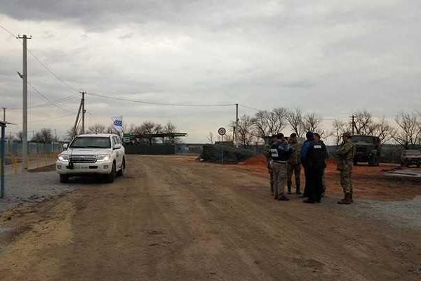 После закрытия КПВВ "Золотое" на его территории осталось более двухсот человек 