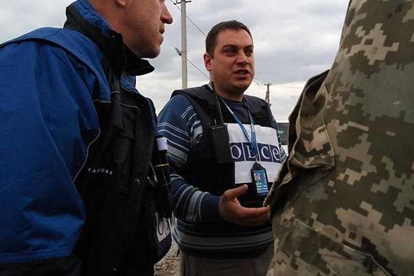 После закрытия КПВВ "Золотое" на его территории осталось более двухсот человек 