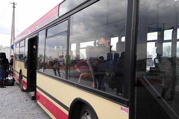 После закрытия КПВВ "Золотое" на его территории осталось более двухсот человек 