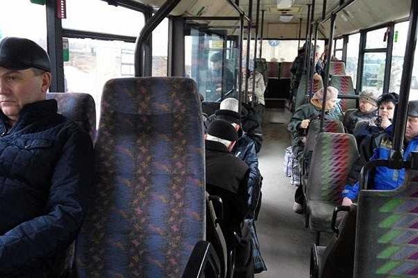 После закрытия КПВВ "Золотое" на его территории осталось более двухсот человек 