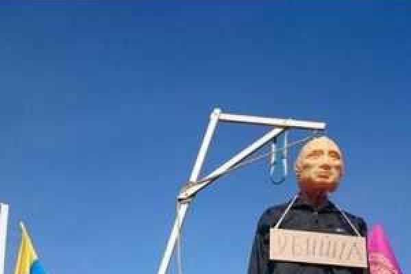 В Киеве на Майдане разгневанная толпа "повесила Путина" В Киеве на Майдане разгневанная толпа "повесила Путина"
