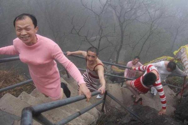 В Китае мужчины в платьях и на каблуках поднялись на гору в честь 8 Марта В Китае мужчины в платьях и на каблуках поднялись на гору в честь 8 Марта