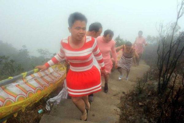 В Китае мужчины в платьях и на каблуках поднялись на гору в честь 8 Марта В Китае мужчины в платьях и на каблуках поднялись на гору в честь 8 Марта