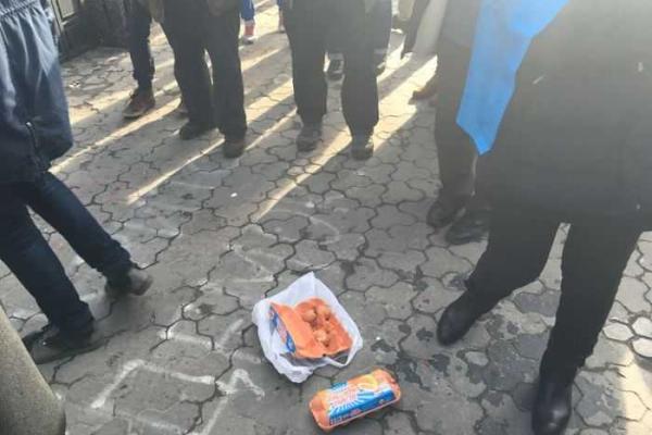 В Киеве активисты метали яйца в Посольство России В Киеве активисты метали яйца в Посольство России