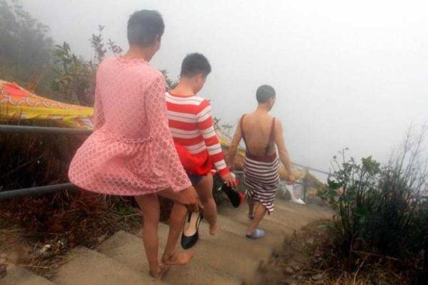 В Китае мужчины в платьях и на каблуках поднялись на гору в честь 8 Марта В Китае мужчины в платьях и на каблуках поднялись на гору в честь 8 Марта