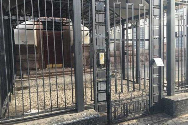 В Киеве активисты метали яйца в Посольство России В Киеве активисты метали яйца в Посольство России