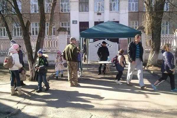 В Рубежном на Луганщине продолжается сбор подписей за отставку городского головы В Рубежном на Луганщине продолжается сбор подписей за отставку городского головы