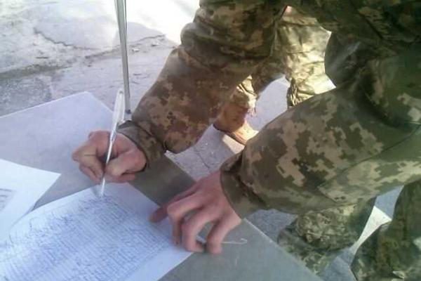 В Рубежном на Луганщине продолжается сбор подписей за отставку городского головы В Рубежном на Луганщине продолжается сбор подписей за отставку городского головы