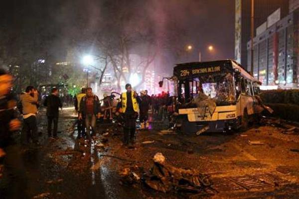 В Сети опубликованы кадры кровавого теракта в Анкаре: момент взрыва В Сети опубликованы кадры кровавого теракта в Анкаре: момент взрыва