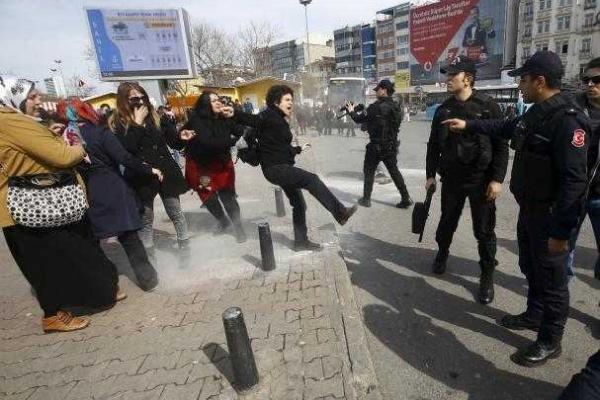 В Турции женщин, собравшихся на митинг, приуроченный к празднику 8 марта, разгоняла вооруженная полиция