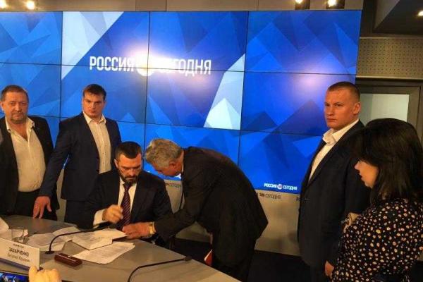 Беглый экс-глава МВД Захарченко презентовал книгу с громким названием "Кровавый Майдан"