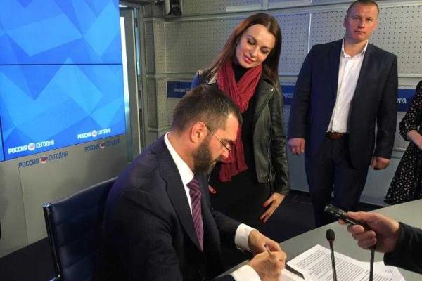 Беглый экс-глава МВД Захарченко презентовал книгу с громким названием "Кровавый Майдан"