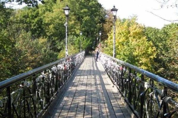 В Киеве после реставрации открыли уникальный мост влюбленных В Киеве после реставрации открыли уникальный мост влюбленных
