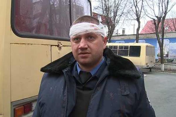 Винницкому активисту, порвавшему портрет Порошенко во время массовых протестов, грозит 7 лет заключения