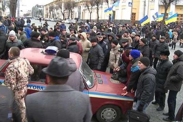 Винницкому активисту, порвавшему портрет Порошенко во время массовых протестов, грозит 7 лет заключения