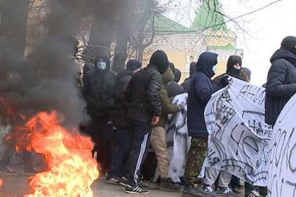 Винницкому активисту, порвавшему портрет Порошенко во время массовых протестов, грозит 7 лет заключения