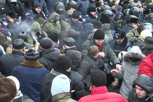 Винницкому активисту, порвавшему портрет Порошенко во время массовых протестов, грозит 7 лет заключения