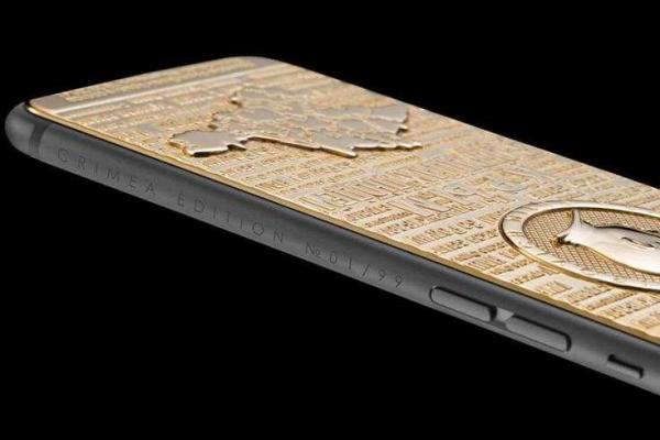 В России к годовщине присоединения Крыма создали золотой "iPhone 6s" с изображением Путина и Крыма В России к годовщине присоединения Крыма создали золотой "iPhone 6s" с изображением Путина и Крыма