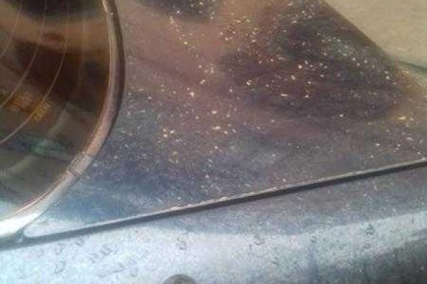 Во Львове на головы прохожих лились потоки дождя оранжевого цвета Во Львове на головы прохожих лились потоки дождя оранжевого цвета