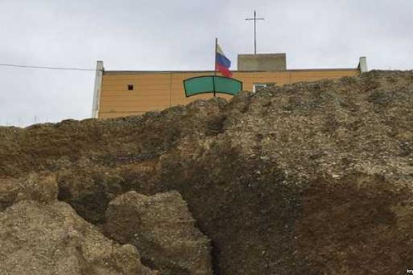 Крым готовится к курортному сезону: пляжи разрушены и заброшены, всюду грязь и таблички "Купаться запрещено!" Крым готовится к курортному сезону: пляжи разрушены и заброшены, всюду грязь и таблички "Купаться запрещено!"