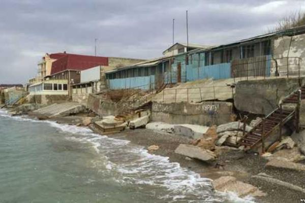 Крым готовится к курортному сезону: пляжи разрушены и заброшены, всюду грязь и таблички "Купаться запрещено!" Крым готовится к курортному сезону: пляжи разрушены и заброшены, всюду грязь и таблички "Купаться запрещено!"