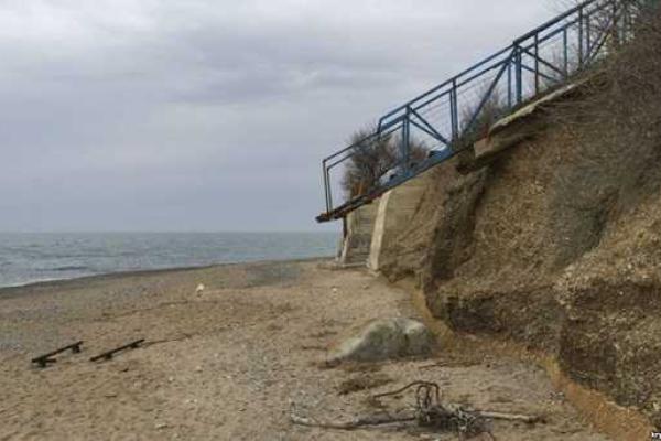 Крым готовится к курортному сезону: пляжи разрушены и заброшены, всюду грязь и таблички "Купаться запрещено!" Крым готовится к курортному сезону: пляжи разрушены и заброшены, всюду грязь и таблички "Купаться запрещено!"