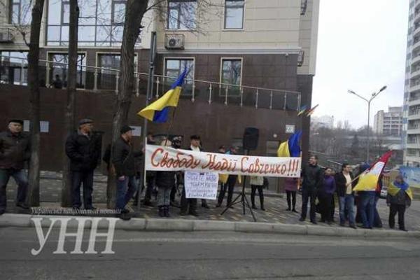 В Киеве, Харькове и Одессе люди собрались на акции в поддержку летчицы Надежды Савченко