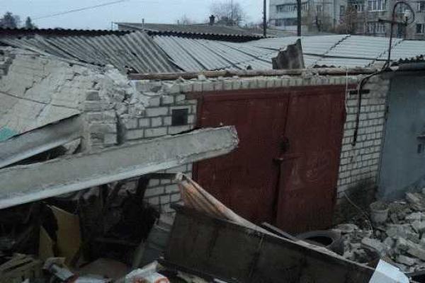 Жителей поселка Купянск-Узловой на Харьковщине разбудил взрыв: разрушено несколько частных гаражей Жителей поселка Купянск-Узловой на Харьковщине разбудил взрыв: разрушено несколько частных гаражей