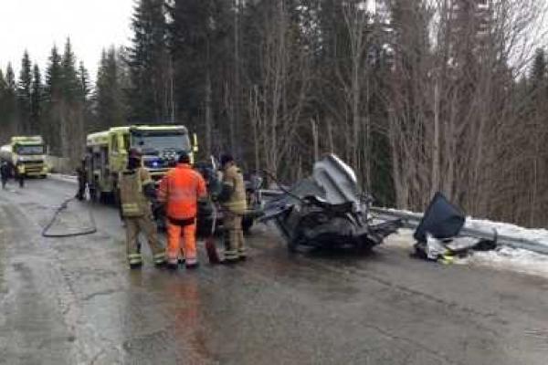 В Норвегии во время военных учений НАТО броневик переехал гражданский автомобиль: водитель погиб В Норвегии во время военных учений НАТО броневик переехал гражданский автомобиль: водитель погиб