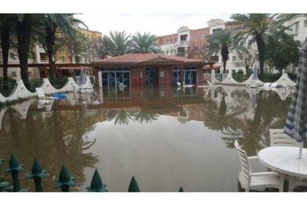 Проливные дожди затопили улицы Дубаи: закрыты школы и аэропорт