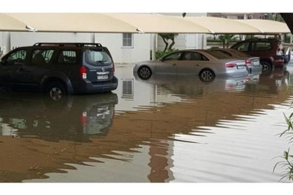 Проливные дожди затопили улицы Дубаи: закрыты школы и аэропорт