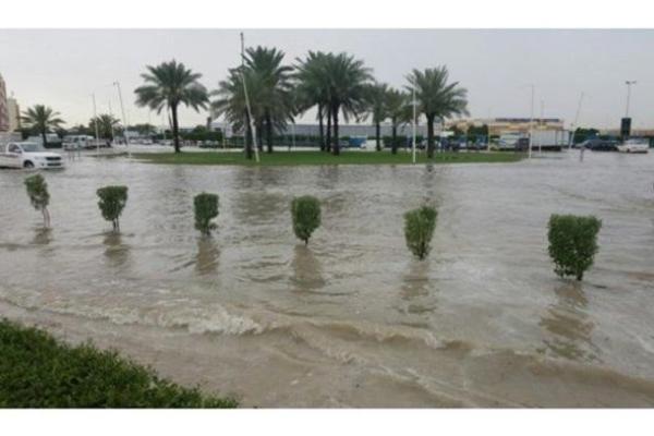 Проливные дожди затопили улицы Дубаи: закрыты школы и аэропорт
