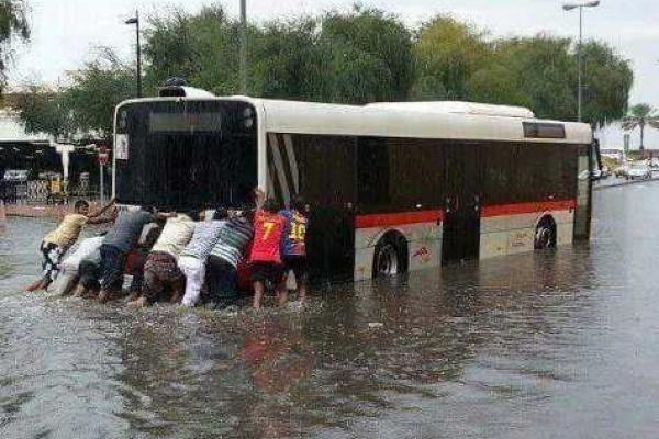 Проливные дожди затопили улицы Дубаи: закрыты школы и аэропорт