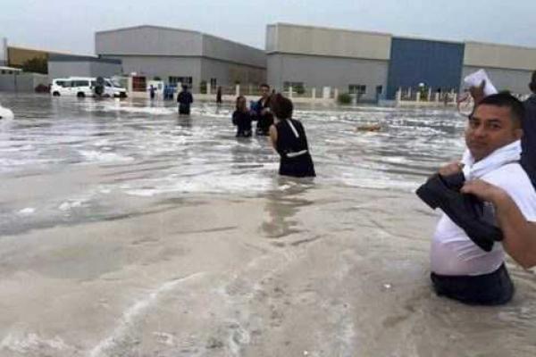Проливные дожди затопили улицы Дубаи: закрыты школы и аэропорт