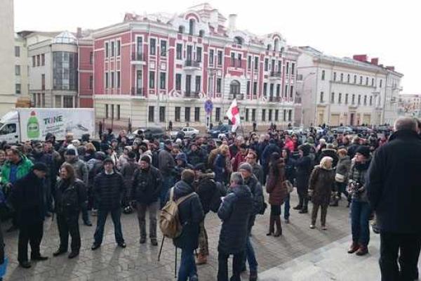В Минске индивидуальные предприниматели собрались на митинг против новых условий торговли