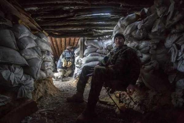 "Горячая точка" в зоне АТО: Марьинка глазами иностранных журналистов. Фоторепортаж "Горячая точка" в зоне АТО: Марьинка глазами иностранных журналистов. Фоторепортаж
