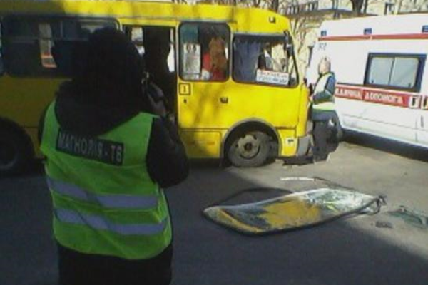 В Киеве женщина за рулем автомобиля "Toyota" на перекрестке не пропустила маршрутку: жертв нет  В Киеве женщина за рулем автомобиля "Toyota" на перекрестке не пропустила маршрутку: жертв нет